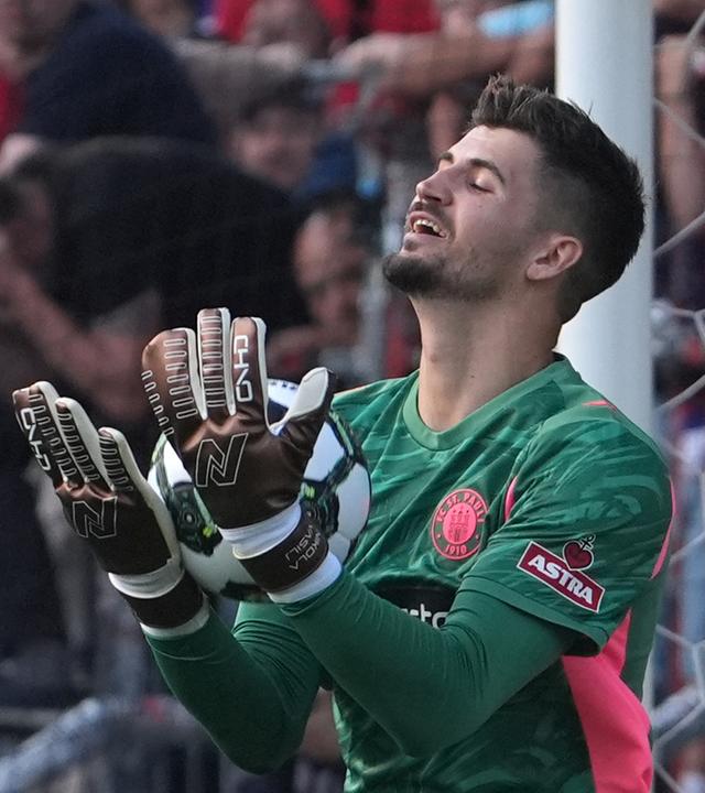Torwart Nikola Vasilj (FC St. Pauli) jubelt im Elfmeterschießen nach einem gehaltenen Elfmeter.