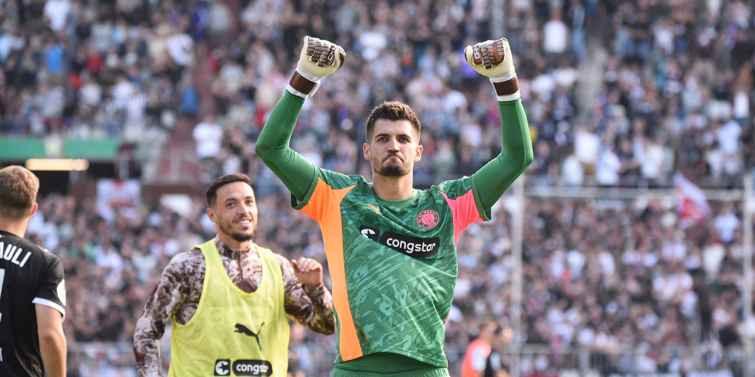 Torwart Nikola Vasilj (FC St. Pauli) jubelt im Elfmeterschießen nach einem gehaltenen Elfmeter.
