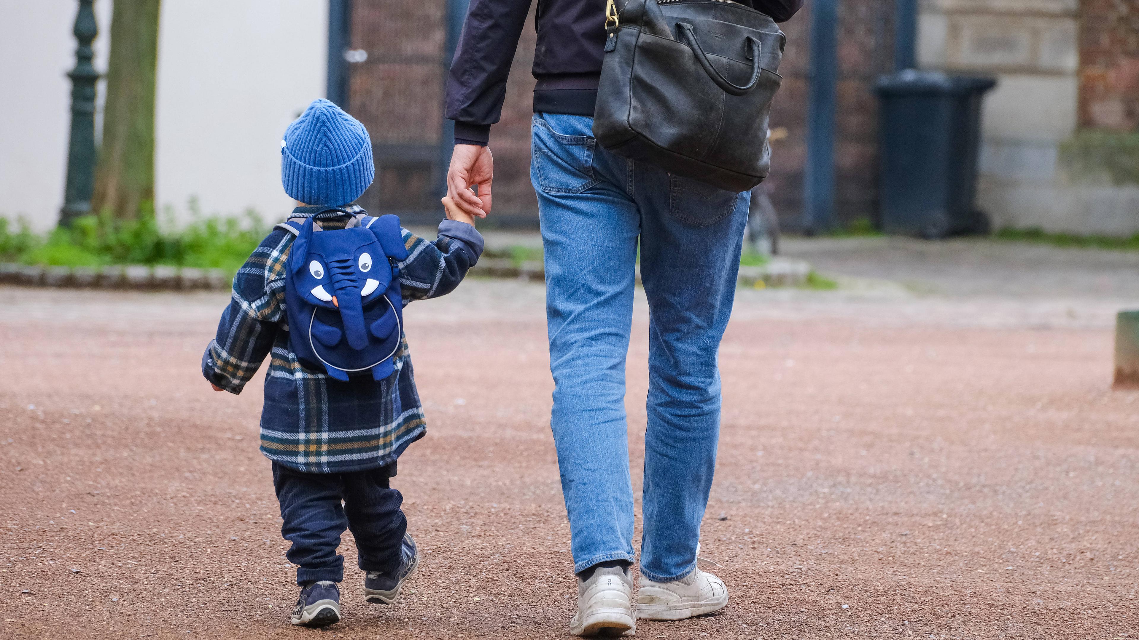 Kleinkind Kinder Vater, aufgenommen 05.04.2024 in Düsseldorf