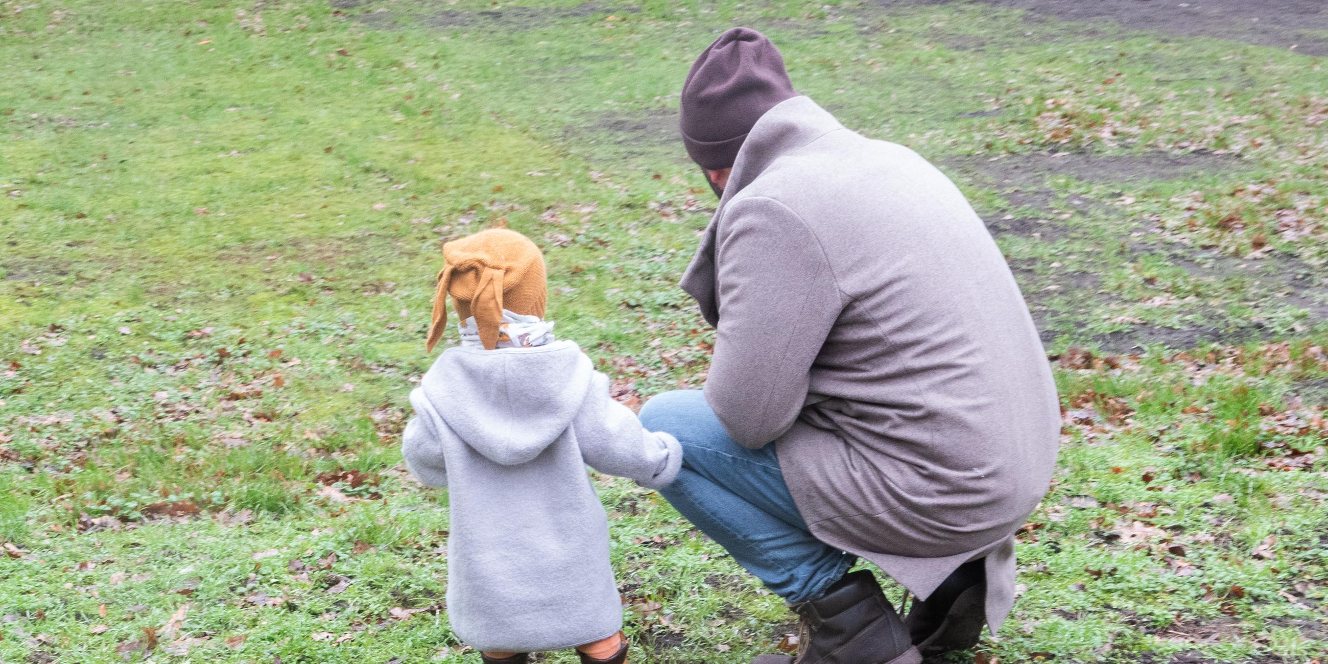 Niedersachsen, Hannover: Ein Vater spielt mit seinem Sohn in einem Park.