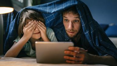 Vater und Sohn mit Tablet