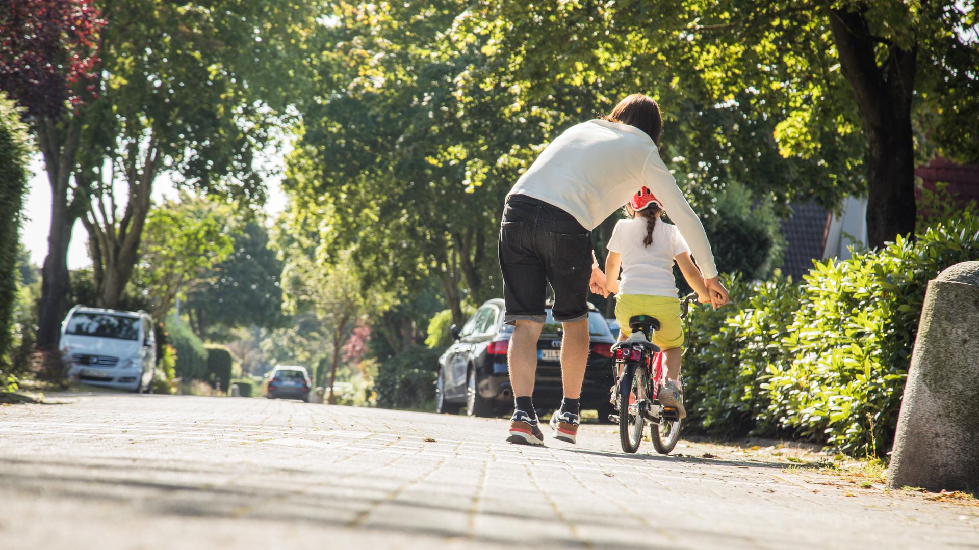 Vater und Tochter beim Fahrradfahren