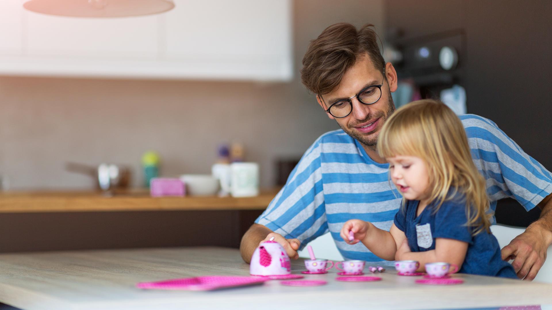 Vater und Tochter spielen Teeparty 