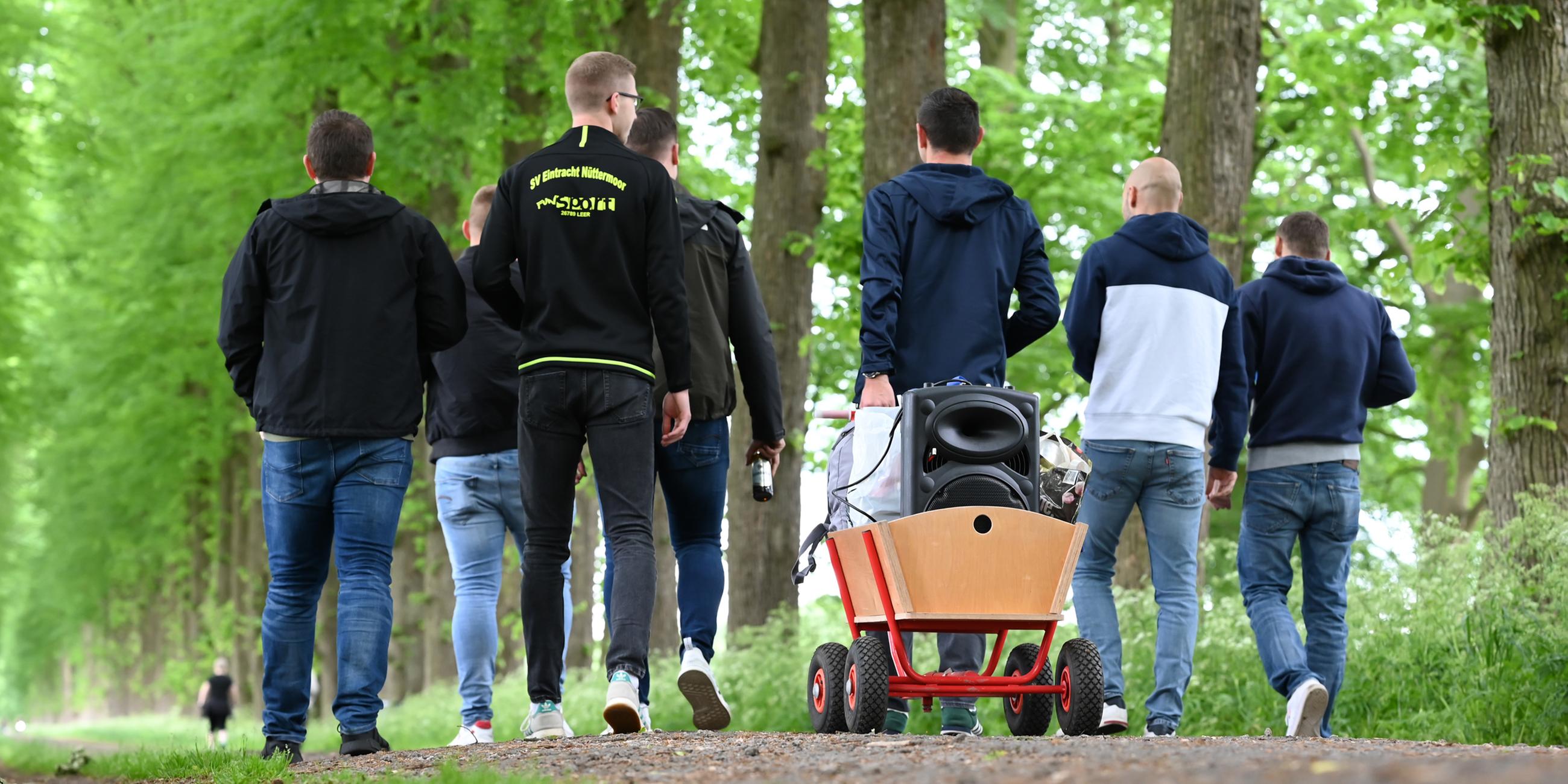 Eine Gruppe Väter stößt in der Evenburgallee auf den Vatertag an.