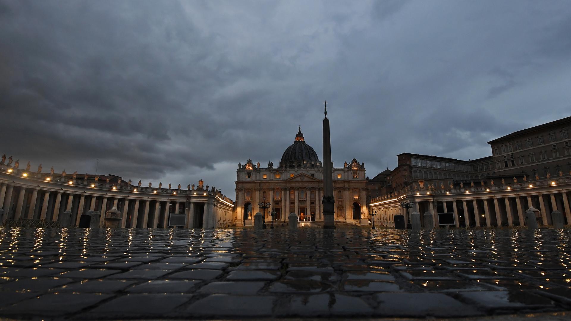 Ein menschenleerer Petersplatz am 27.03.2020 in Rom