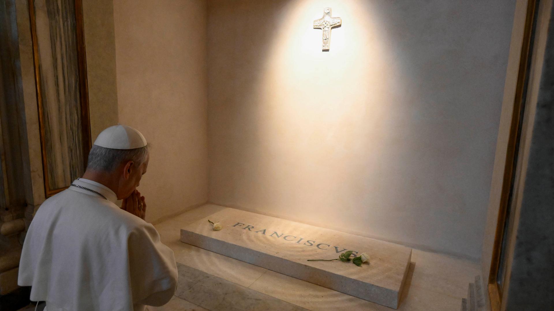 Der neue Papst Leo XIV betet vor dem Grab des verstorbenen Papst Franziskus in der Basilika St. Maria Maggiore.