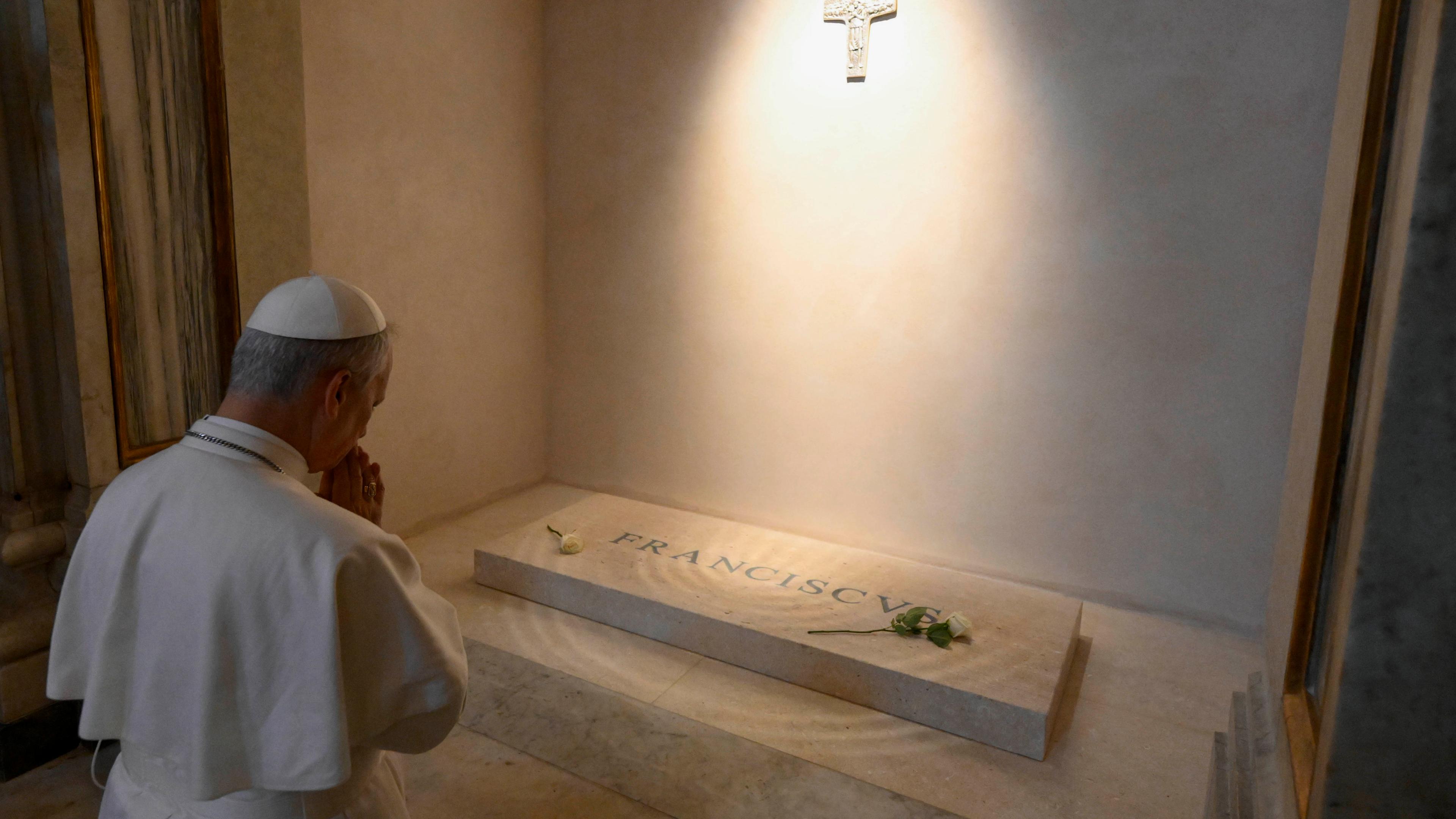 Der neue Papst Leo XIV betet vor dem Grab des verstorbenen Papst Franziskus in der Basilika St. Maria Maggiore.