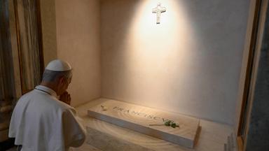 Der neue Papst Leo XIV betet vor dem Grab des verstorbenen Papst Franziskus in der Basilika St. Maria Maggiore.