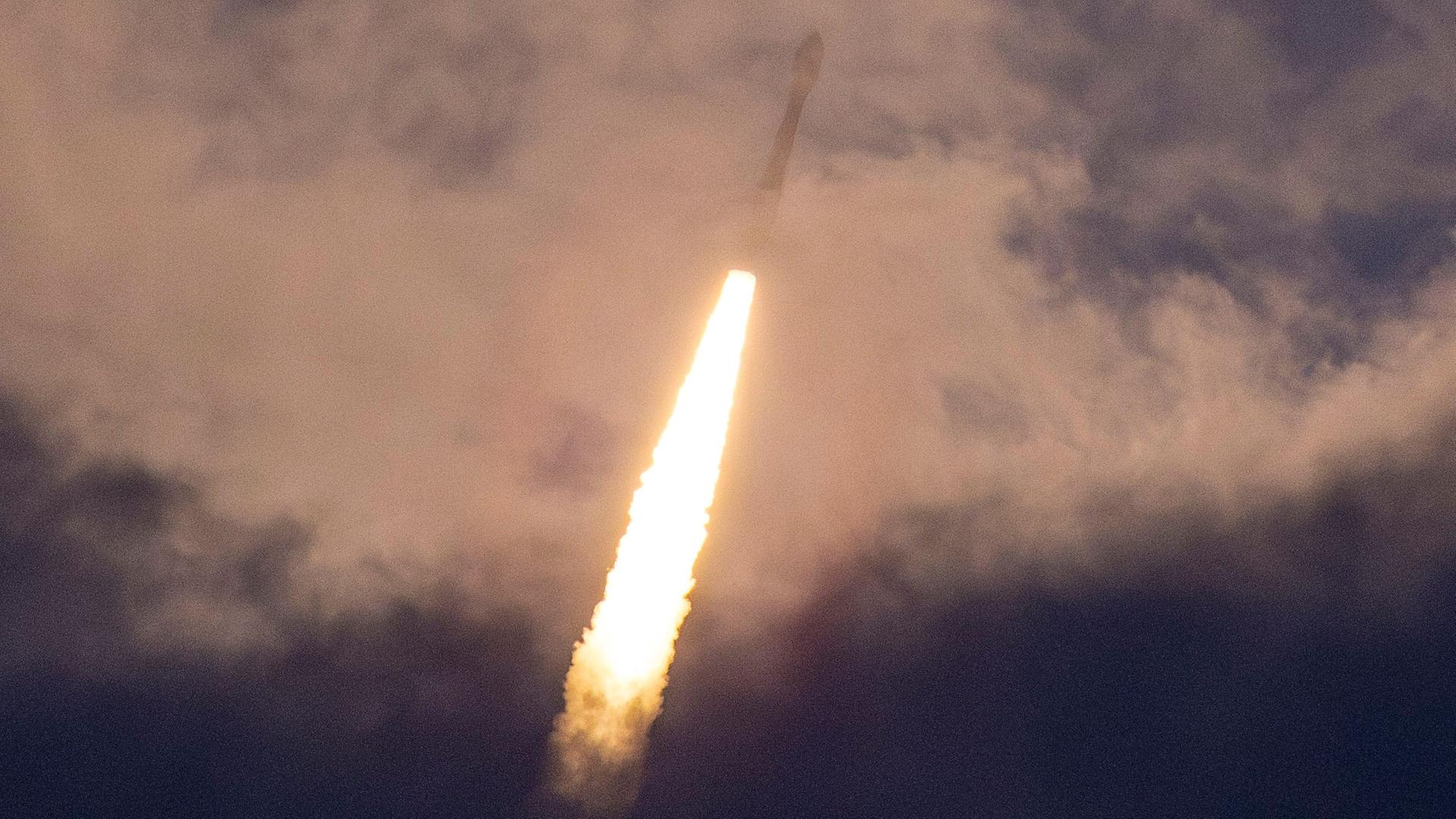 Der Start der europäischen Vega-C-Trägerrakete vom europäischen Weltraumbahnhof in Kourou in Französisch-Guayana