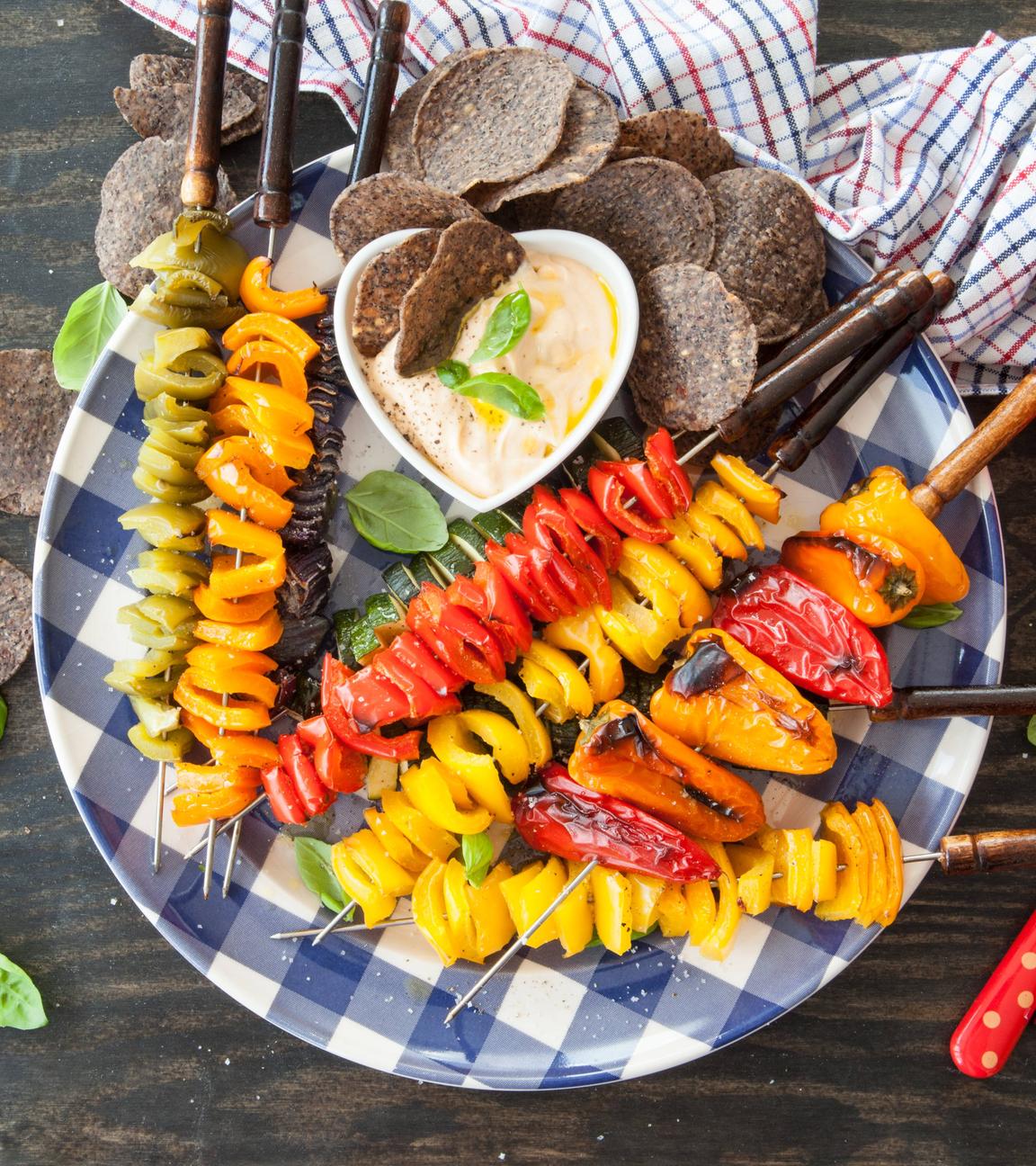 Vegane Grillspieße mit verschiedenem Gemüse sind auf einem Teller angerichtet.