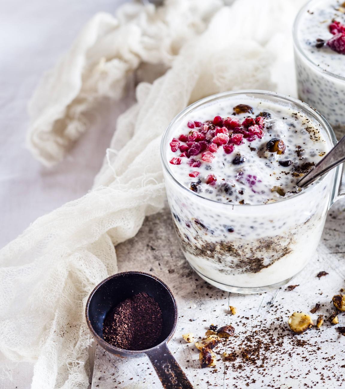 Joghurt mit Früchten und Chia-Samen