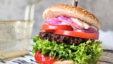 Symbolbild: Ein Patty aus Kidneybohnen auf einem Veggie-Burger.