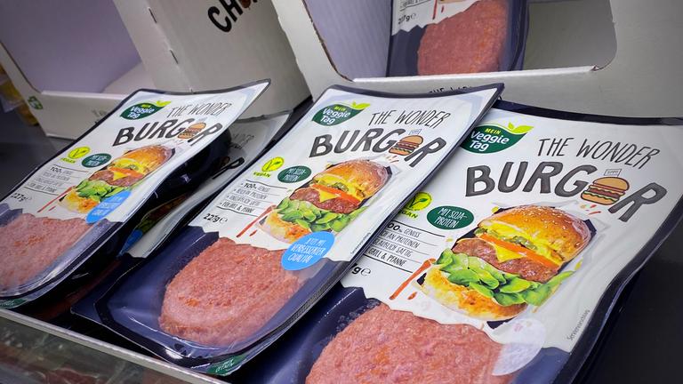 Das EU-Parlament debattiert diese Woche ueber Bezeichnungen von Fleischersatzprodukten wie "Veggie-Burger" und "Veggie-Wurst"