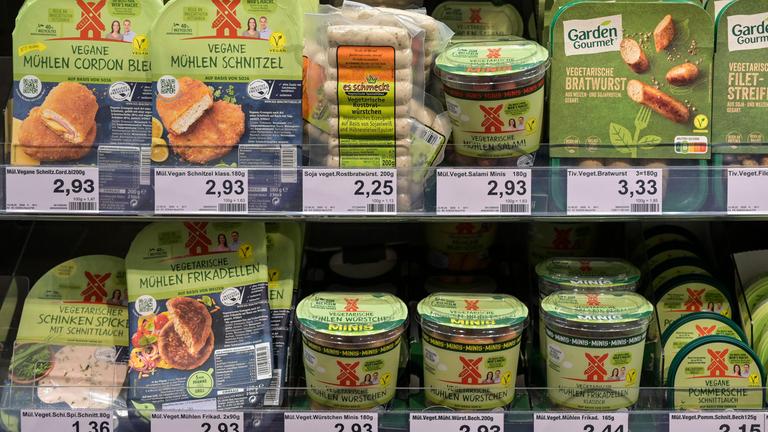 Hamburg: Veggie-Produkte im Supermarktregal