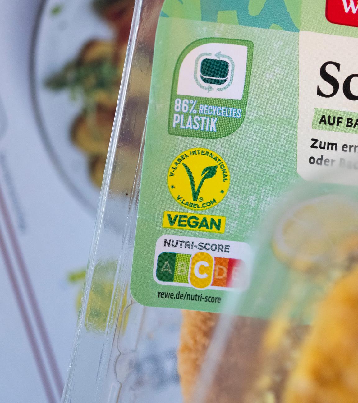 Eine Packung veganes Schnitzel auf Basis von Weizenprotein