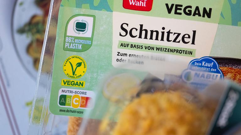 Eine Packung veganes Schnitzel auf Basis von Weizenprotein