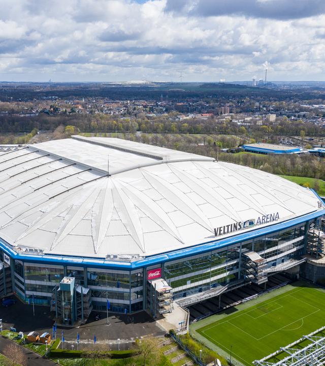 Eine Ansicht der Veltins Arena aus der Luft.