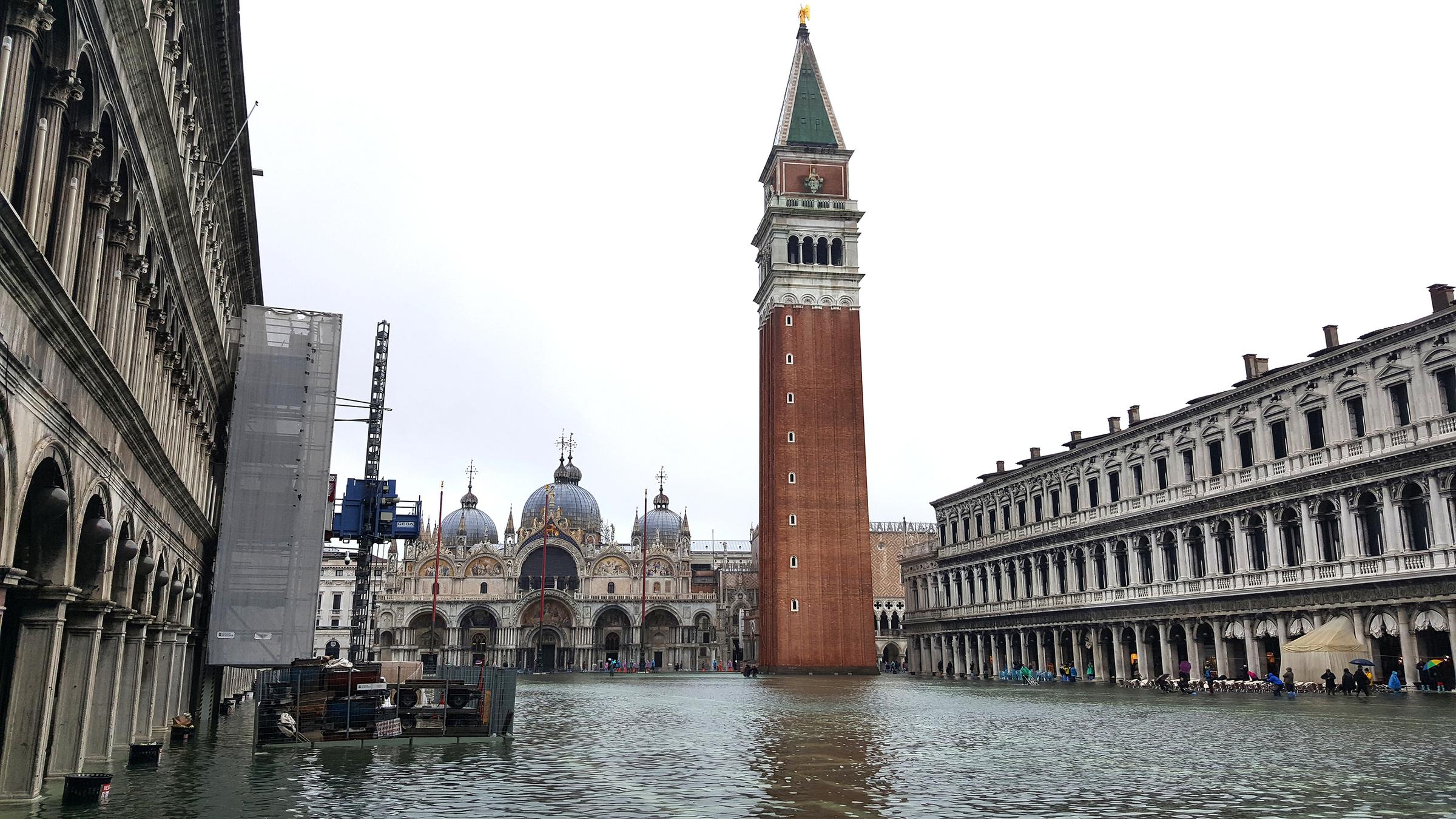 Markusdom am Markusplatz stehen unter Wasser.