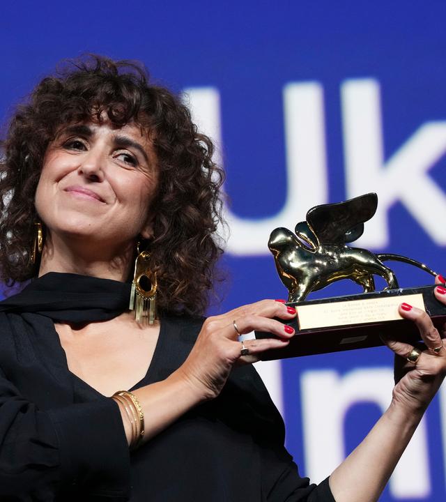 Regisseurin May el-Toukhy feiert, nachdem sie im Rahmen der Abschlusszeremonie der 83. Ausgabe der Filmfestspiele von Venedig den Goldenen Löwen für den besten Film für «Woman Unknown» erhalten hat.