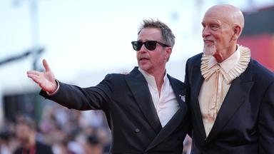 Auf dem Bild zu sehen sind: John Malkovich und Sam Rockwell auf dem roten Teppich