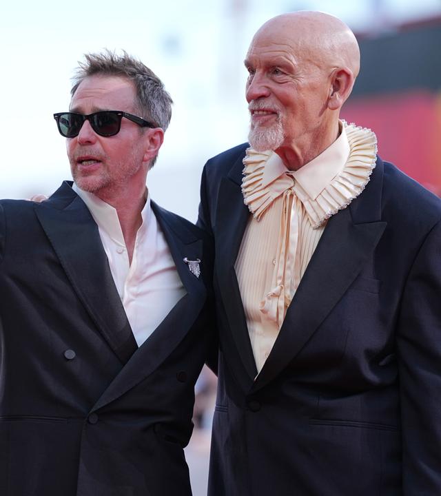 Auf dem Bild zu sehen sind: John Malkovich und Sam Rockwell auf dem roten Teppich