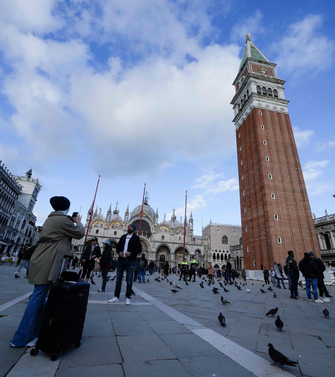Touristen auf einem Platz in Venedig.