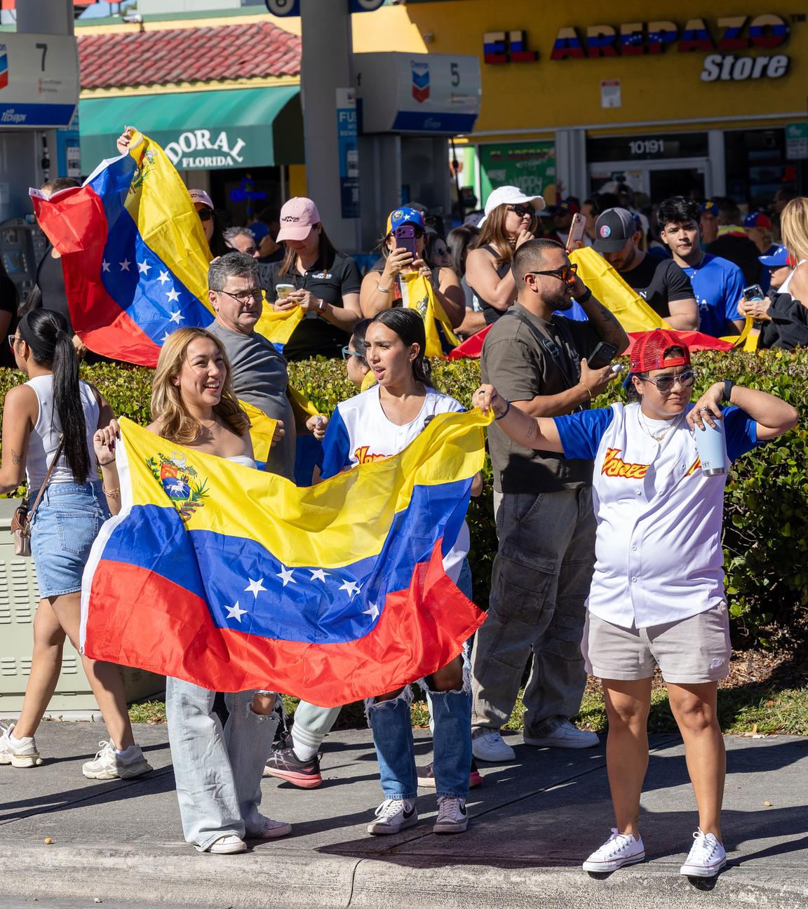 Venezolaner feiern vor dem Restaurant El Arapazo in Doral, Florida, nach Berichten über einen US-Angriff auf Venezuela und die Festnahme des venezolanischen Präsidenten Nicolás Maduro.