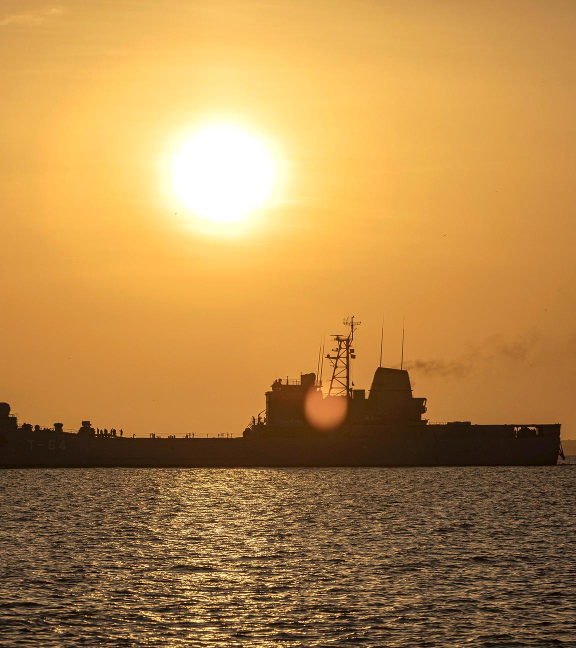 Ein Patrouillenschiff der Marine ist am 17. Dezember 2025 von der Promenade am Maracaibo-See in Maracaibo, Venezuela, aus zu sehen. 