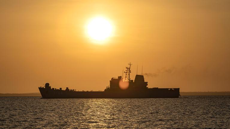 Ein Patrouillenschiff der Marine ist am 17. Dezember 2025 von der Promenade am Maracaibo-See in Maracaibo, Venezuela, aus zu sehen. 