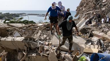 Angehörige und freiwillige Helfer durchsuchen die Trümmer, nachdem zwei 17-stöckige Wohngebäude der Wohnanlage Belo Horizonte in Catia La Mar im venezolanischen Bundesstaat La Guaira am 26. Juni 2026 eingestürzt sind.