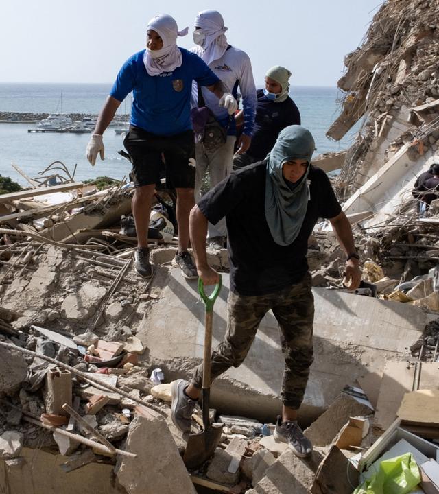 Angehörige und freiwillige Helfer durchsuchen die Trümmer, nachdem zwei 17-stöckige Wohngebäude der Wohnanlage Belo Horizonte in Catia La Mar im venezolanischen Bundesstaat La Guaira am 26. Juni 2026 eingestürzt sind.