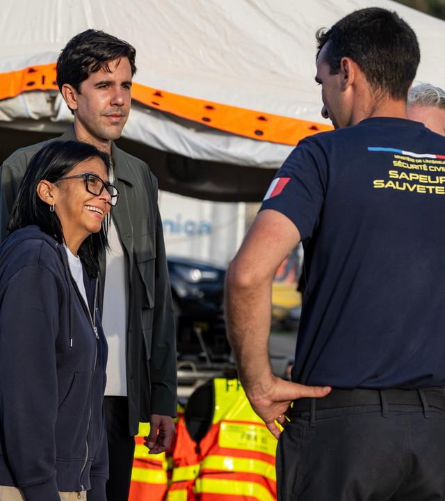 Die Übergangspräsidentin Venezuelas, Delcy Rodríguez, bedankt sich bei den Helfern für ihren Einsatz.