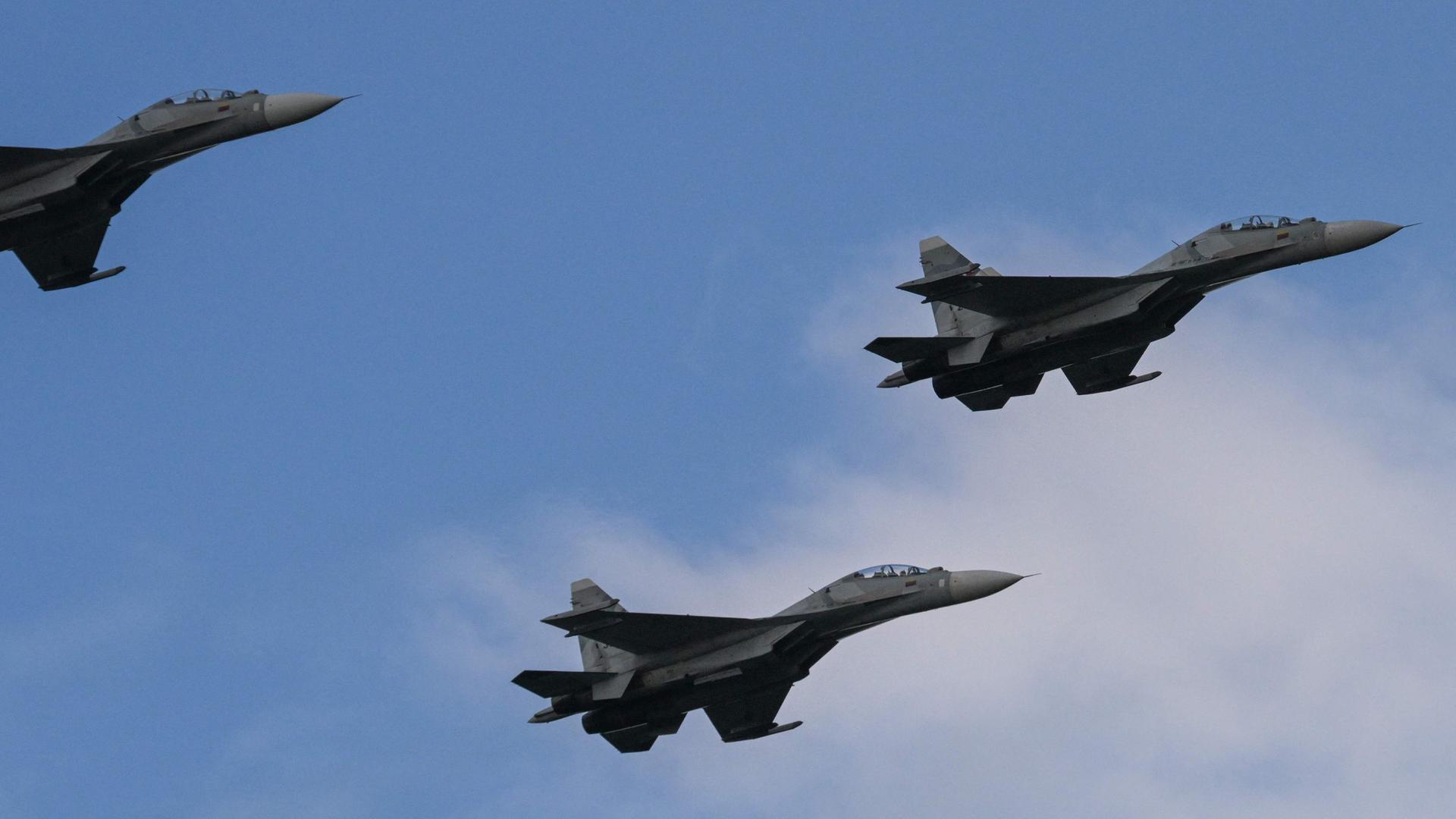 Vom russischen Hersteller gefertigte Mehrzweck-Kampfjets vom Typ Sukhoi Su-30MKV der venezolanischen Luftwaffe überfliegen eine Militärparade.