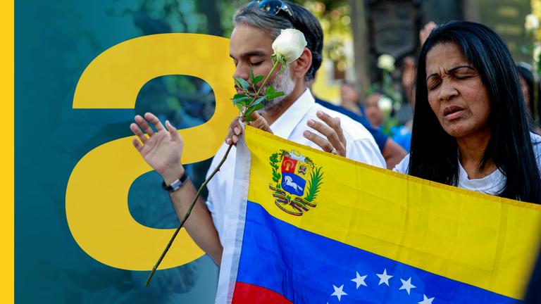 Demonstrierende in Venezuela halten Flagge und weiße Rosen