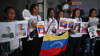 Angehörige demonstrieren vor dem El-Helicoide-Gebäude, dem Sitz des Geheimdienstes SEBIN, in Caracas und fordern die Freilassung politischer Gefangener.