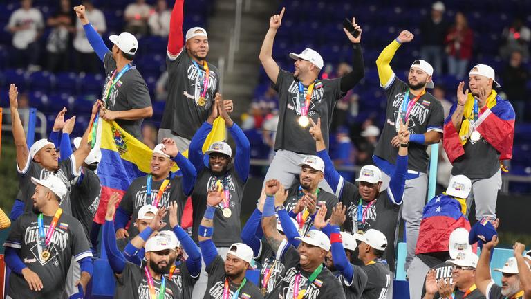 Das venezolanische Team erhält seine Goldmedaillen nach dem Sieg über die Vereinigten Staaten im Meisterschaftsspiel des World Baseball Classic am Dienstag, dem 17. März 2026, in Miami.