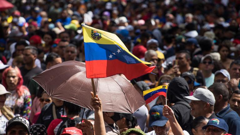 Anhänger des venezolanischen Präsidenten Nicolas Maduro demonstrieren in Caracas.
