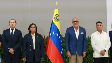 Der Präsident der Nationalversammlung, Jorge Rodriguez (2.v.r), und die Oppositionspolitikerin Dinorah Figuera (2.v.l) nehmen an der Eröffnung eines Nationalen Dialogs in Caracas teil. 
