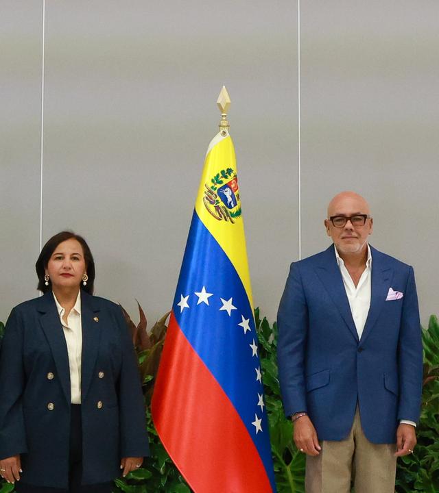 Der Präsident der Nationalversammlung, Jorge Rodriguez (2.v.r), und die Oppositionspolitikerin Dinorah Figuera (2.v.l) nehmen an der Eröffnung eines Nationalen Dialogs in Caracas teil. 