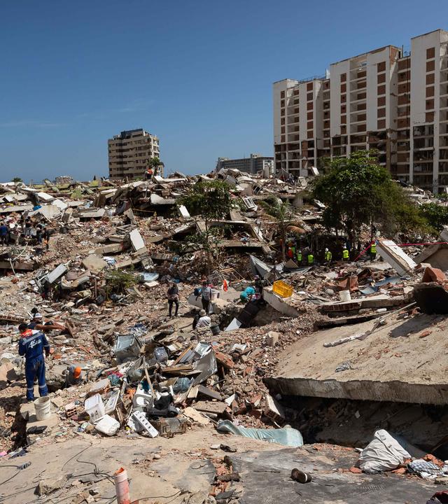 Menschen suchen in einem großen Trümmerfeld in La Guaira, Venezuela