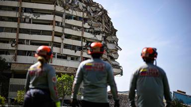 Mitglieder der „United Rescue Group of Venezuela“ (GRUV) inspizieren am 4. August 2026 in Catia La Mar, Venezuela, ein vom Erdbeben vom 24. Juni betroffenes Gebiet, um eingestürzte Gebäude zu begutachten und potenzielle Gefahren zu identifizieren.