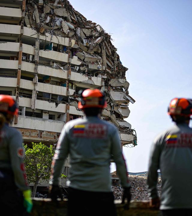 Mitglieder der „United Rescue Group of Venezuela“ (GRUV) inspizieren am 4. August 2026 in Catia La Mar, Venezuela, ein vom Erdbeben vom 24. Juni betroffenes Gebiet, um eingestürzte Gebäude zu begutachten und potenzielle Gefahren zu identifizieren.