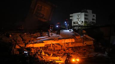 Venezuela, La Guaira: Zwei Tage nach dem Erdbeben in La Guaira, Venezuela, durchsuchen Anwohner die Trümmer eingestürzter Gebäude.