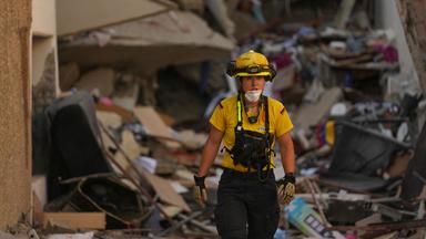 Eine Mitarbeiterin der internationalen Katastrophenschutzorganisation "@fire" aus Deutschland geht durch die Trümmer des Erdbebens in La Guaira.