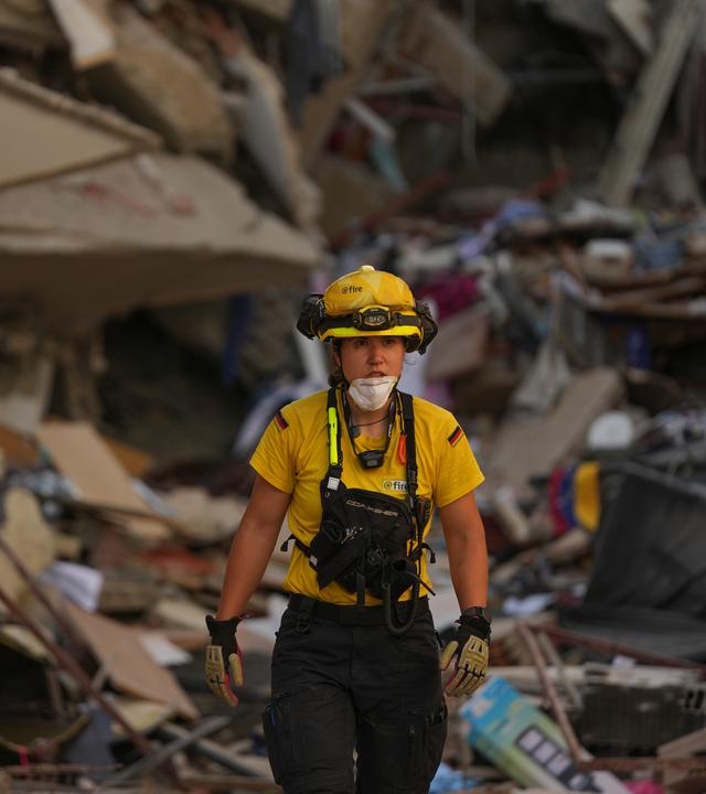 Eine Mitarbeiterin der internationalen Katastrophenschutzorganisation "@fire" aus Deutschland geht durch die Trümmer des Erdbebens in La Guaira.