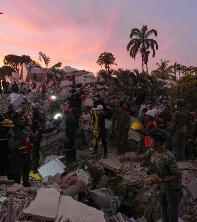 Venezuela: La Guaira: Rettungskräfte suchen in einem eingestürzten Gebäude nach Überlebenden.