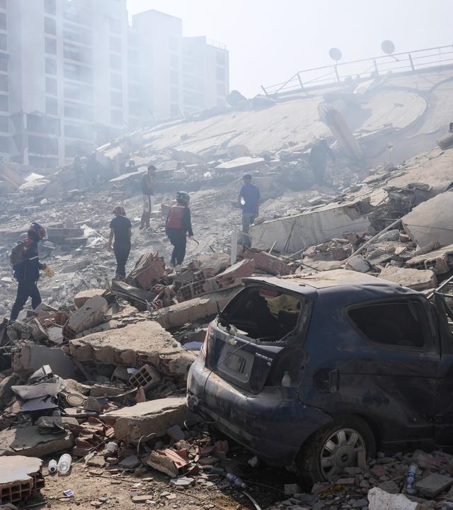 Rettungskräfte durchsuchen drei Tage nach den Erdbeben in La Guaira einen Trümmerhaufen. 