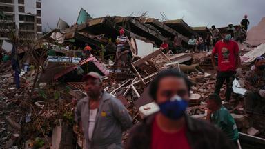 enezuela, La Guaira: Menschen beobachten, wie Rettungskräfte Such- und Rettungsmaßnahmen durchführen, um mögliche Überlebende zu erreichen.