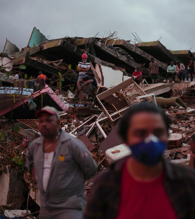 enezuela, La Guaira: Menschen beobachten, wie Rettungskräfte Such- und Rettungsmaßnahmen durchführen, um mögliche Überlebende zu erreichen.