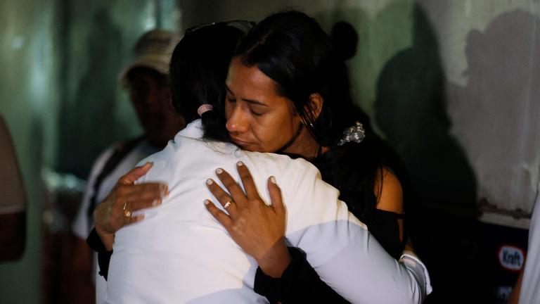 Zwei Frauen umarmen sich, während sie an einem Gebet teilnehmen, während Angehörige von Gefangenen am 9. Januar 2026 vor dem Gefängnis El Rodeo in Caracas warten. Die venezolanischen Behörden lassen fünf Tage nach dem Sturz des autoritären Machthabers Nicolás Maduro durch US-Truppen eine „große Anzahl“ von Gefangenen, darunter auch Ausländer, frei, sagte Parlamentspräsident Jorge Rodríguez am 8. Januar.